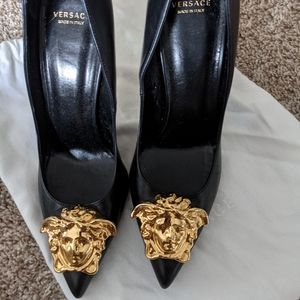 Versace Medusa pump